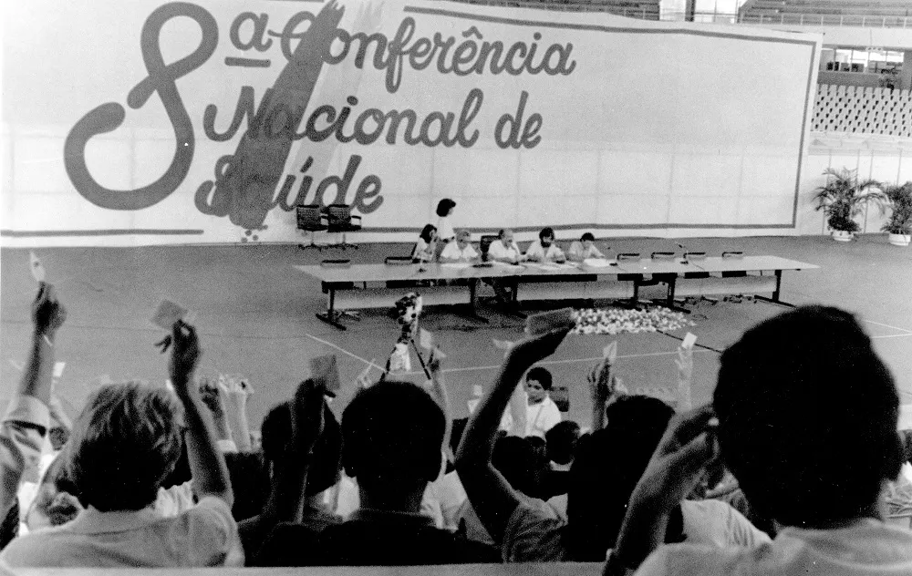 8ª Conferência Nacional da Saúde foi essenical para os fundamentos do SUS, em meio à crise na saúde nos anos 1980.