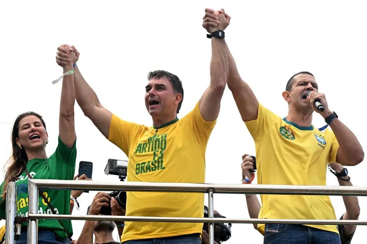 Imagem da notícia Flavio: 'Vou fazer corte nos impostos, na burocracia, na corrupção e nos carguinhos petistas'
