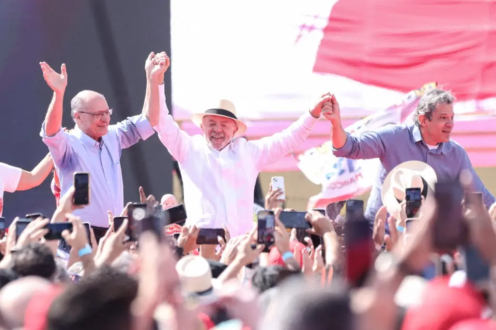 Imagem da notícia Lula diz querer quarto mandato para impedir volta de direita que 'ria de asfixiados'