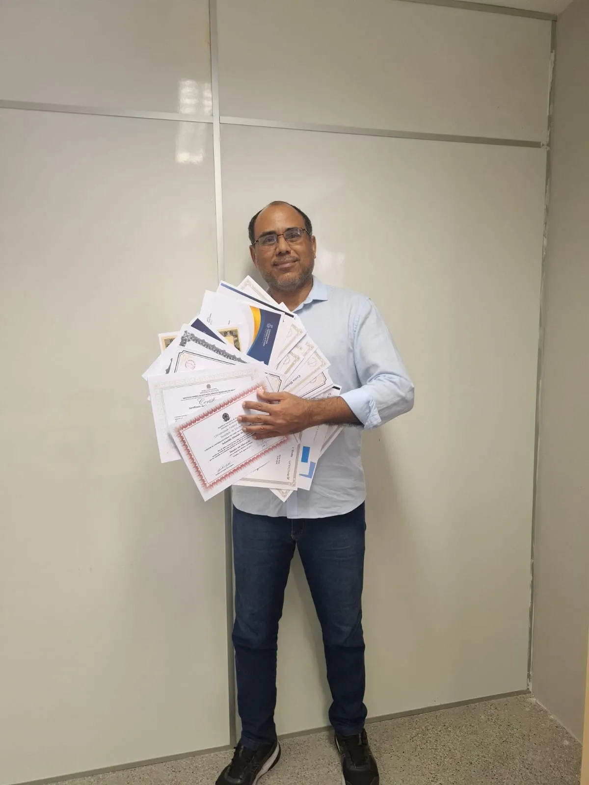 Licenciaturas realizadas por Solonildo foram, majoritariamente, na modalidade de ensino à distância e todas ocorreram em três instituições de ensino: Uece, UFC e Centro Universitário Cidade Verde.