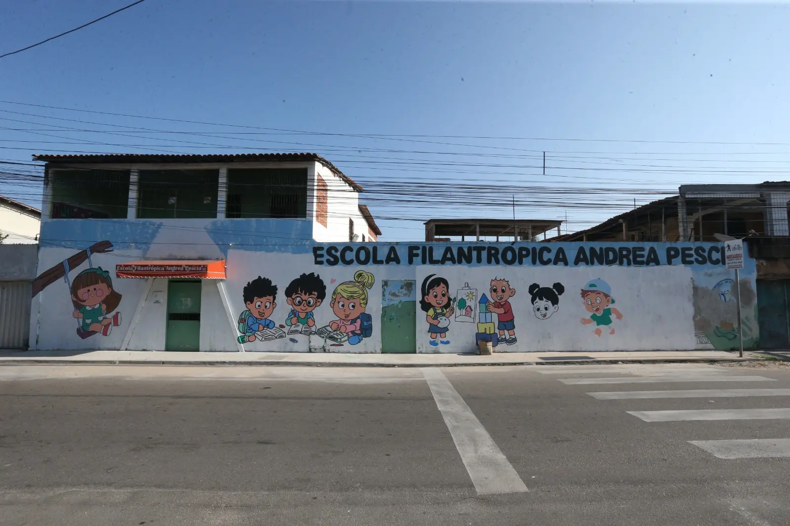 Escola está localizada no bairro Serrinha, em Fortaleza.