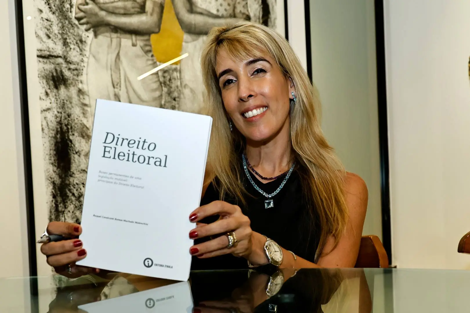 Imagem da notícia CAPTEI: Raquel Malenchini lança livro sobre Direito Eleitoral em noite prestigiada