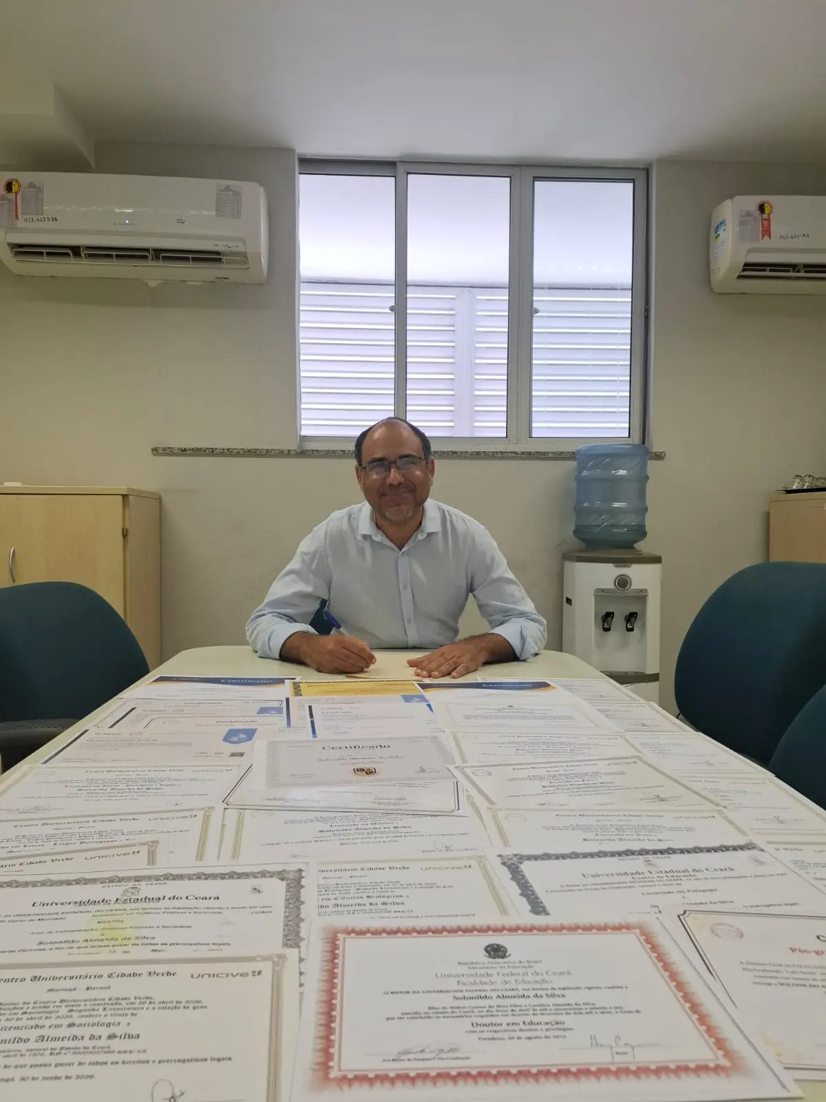 Imagem da notícia Professor cearense conclui 17 cursos de licenciatura e bate recorde nacional
