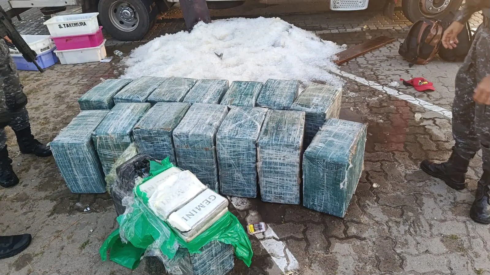 Imagem da notícia PMCE e PF apreendem uma tonelada de cocaína escondida em carga de peixes em Paracuru