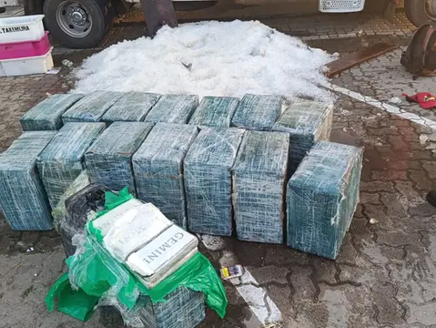 Imagem da notícia: PMCE e PF apreendem uma tonelada de cocaína escondida em carga de peixes em Paracuru