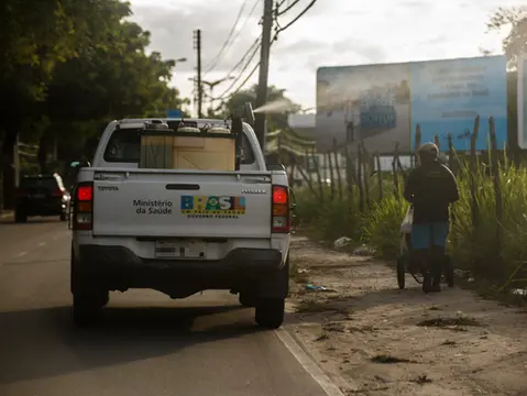 Imagem da notícia: Do fumacê ao ‘exército’ de mosquitos, como o combate à dengue evoluiu no CE