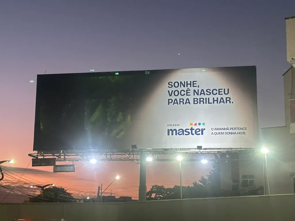 Outdoor do Colégio Master usa luz para reforçar conceito da campanha de matrículas 2027.