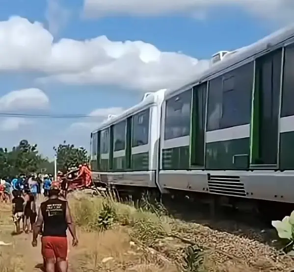 Imagem da notícia VÍDEO | Carro invade linha férrea e colide com VLT em Fortaleza