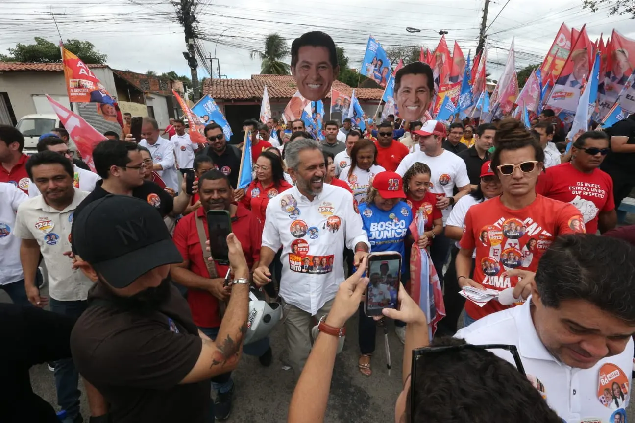 Imagem da notícia Elmano de Freitas participa de caminhada no bairro do Aracapé, em Fortaleza