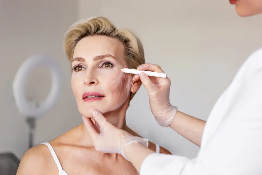 Imagem da notícia Lifting facial é seguro? Especialista explica o que é a cirurgia e quais os riscos do procedimento