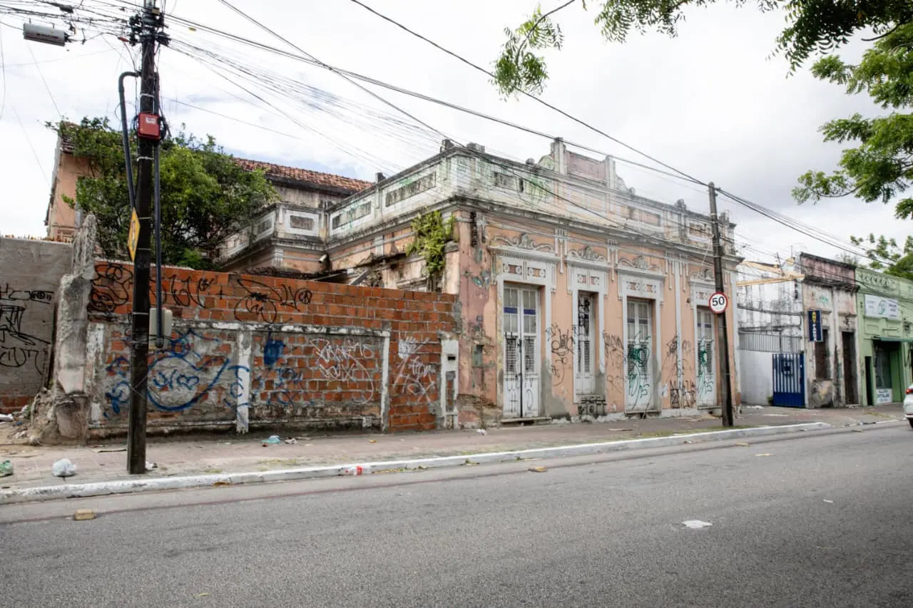 Imagem da notícia Casarão histórico de R$4,7 milhões é danificado por obra de vizinho em Fortaleza; veja imagens