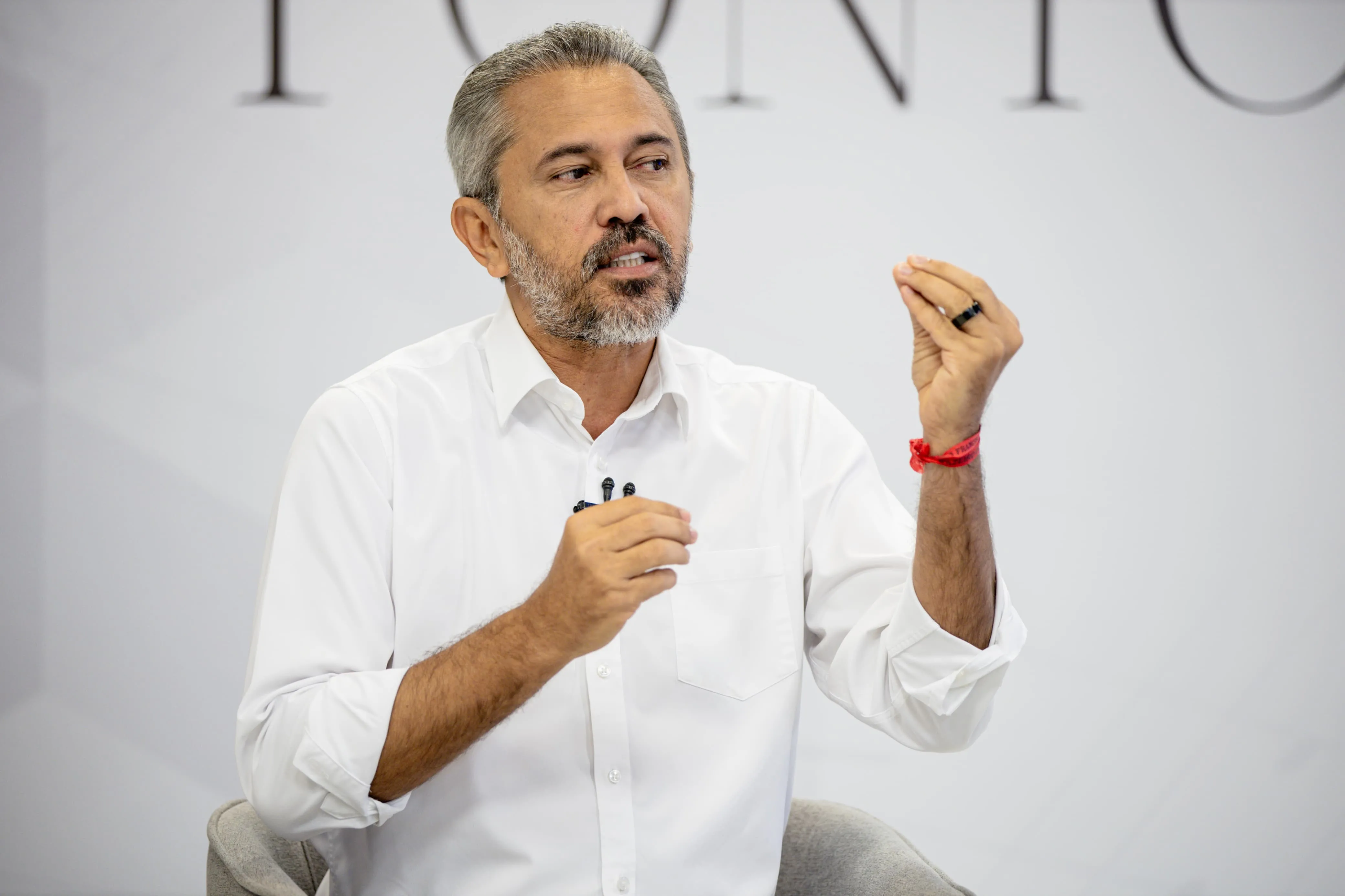 Governador Elmano de Freitas falou sobre Segurança Pública durante sabatina do Sistema Verdes Mares.