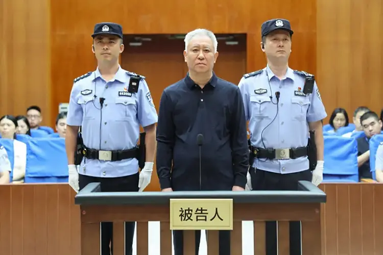 Imagem da notícia Fundador da Evergrande é condenado à prisão perpétua na China