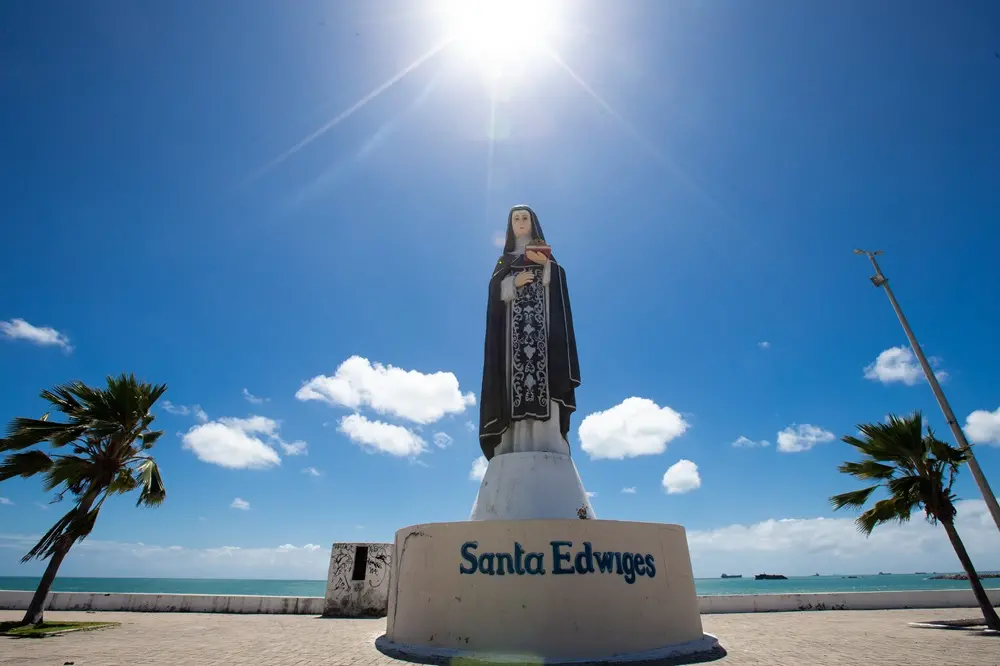 Imagem da notícia Santos gigantes formam roteiro da fé católica em Fortaleza; conheça obras