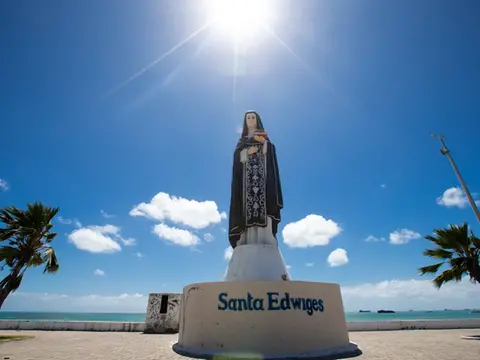 Imagem da notícia: Santos gigantes formam roteiro da fé católica em Fortaleza; conheça obras