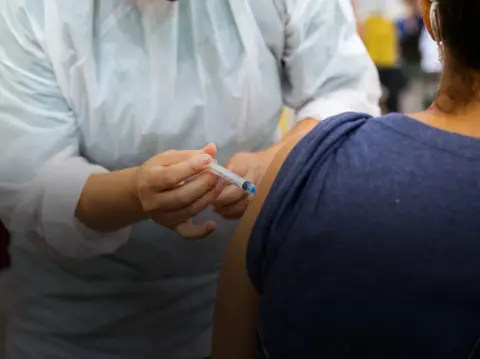 Imagem da notícia: Por que criar uma vacina contra a dengue é tão difícil e como está sua produção no CE?