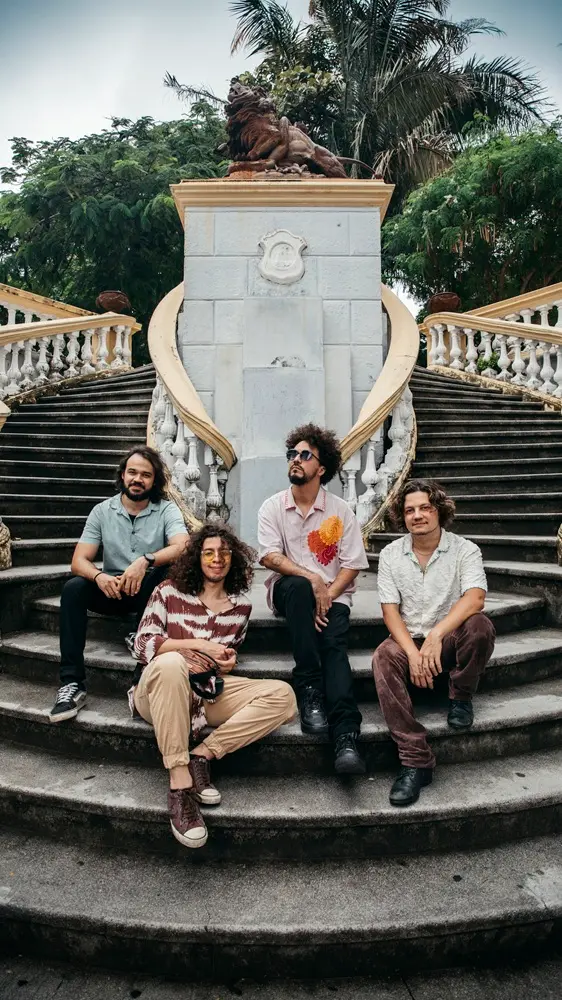 Grupo na escadaria da Praça dos Leões, cenário da capa de 'Pivete'.