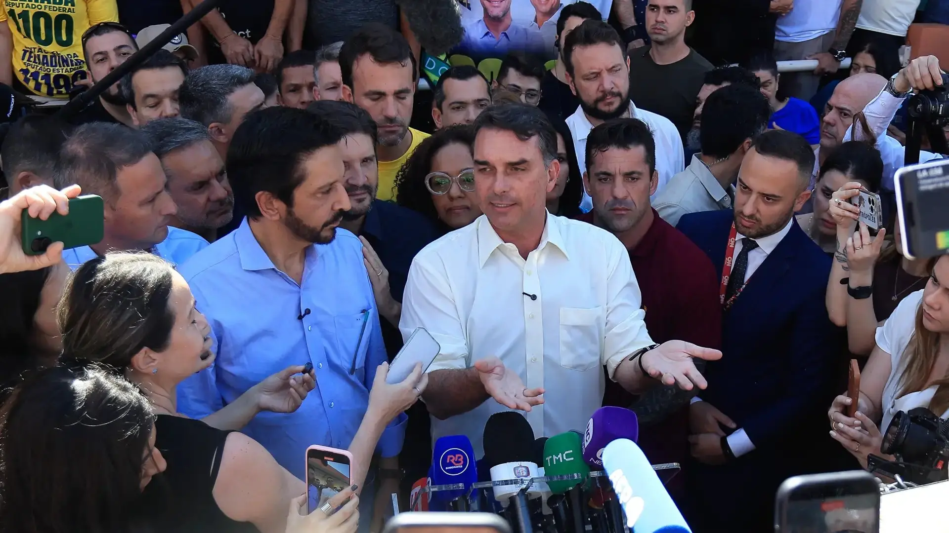 Imagem da notícia Michelle e Flávio Bolsonaro aparecem juntos em vídeo de campanha após rompimento público