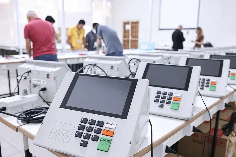 Imagem da notícia Sete deputados estaduais e dois federais mudam declaração de cor ou raça para eleição de 2026 no CE