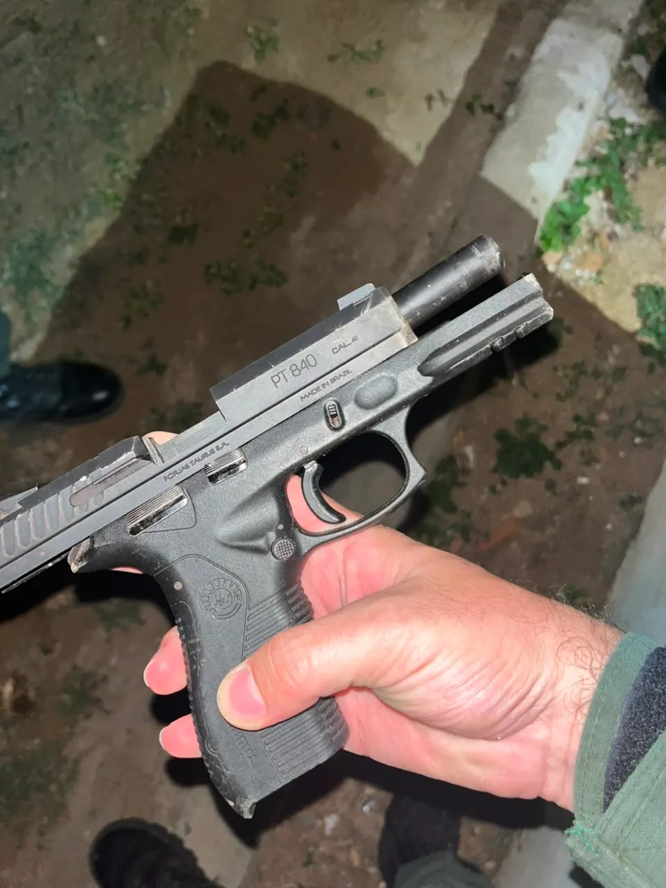 A PM afirma que os agentes foram recebidos com disparos de arma de fogo e reagiram à agressão.