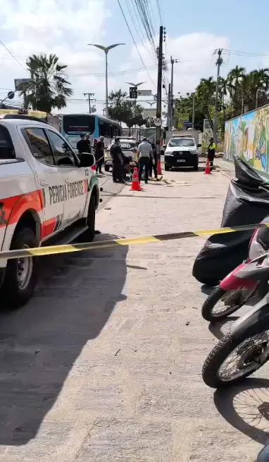 Imagem da notícia Pedestre morre após ser atropelado por ônibus na Av. Silas Munguba, em Fortaleza