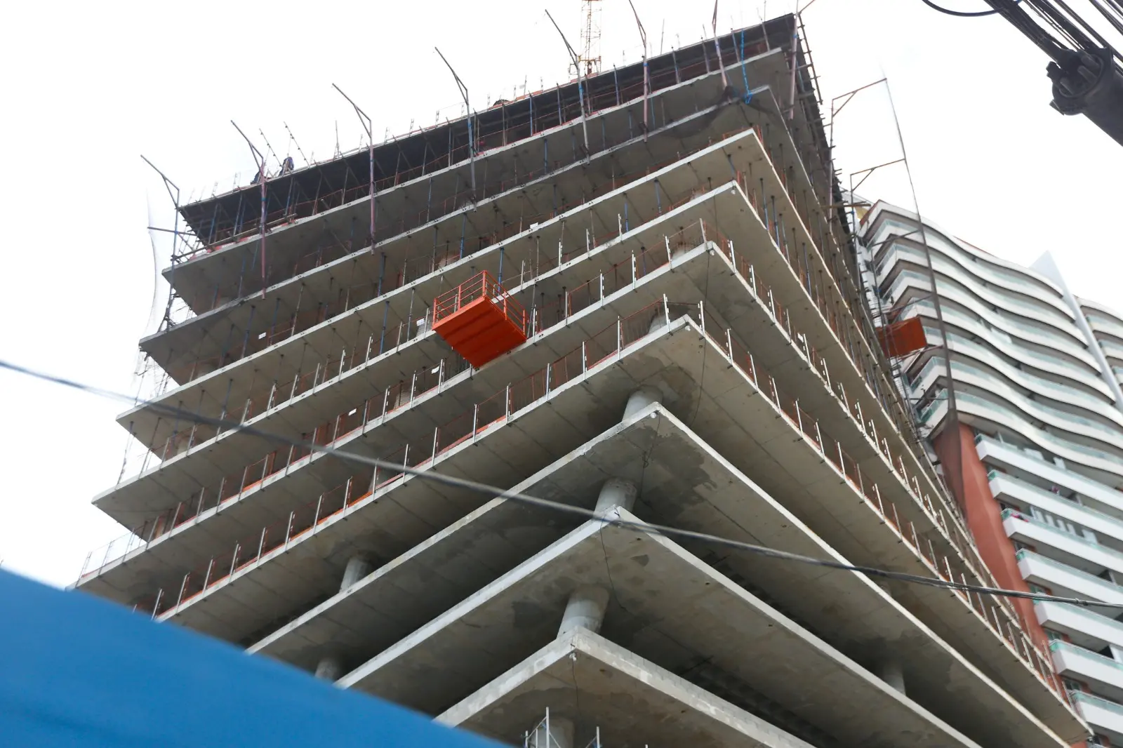 HB Square, prédio com estrutura torcida em obra, em Fortaleza.