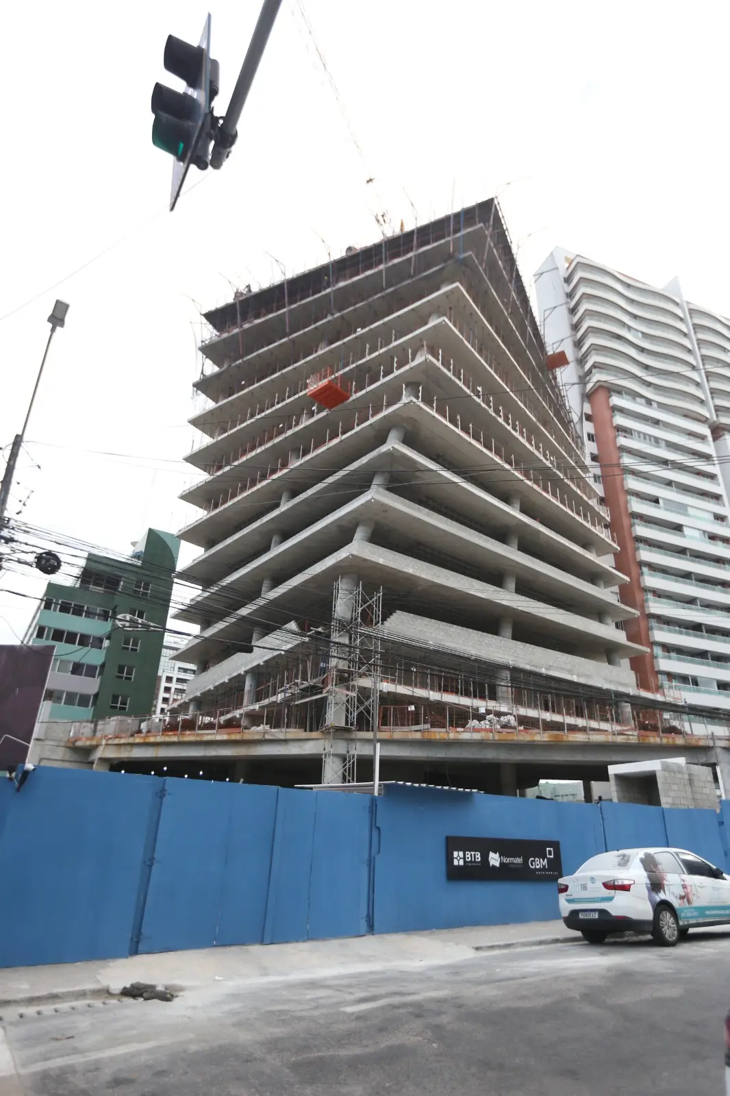 Obra fica na Av. Desembargador Moreira com Rua Maria Tomásia.