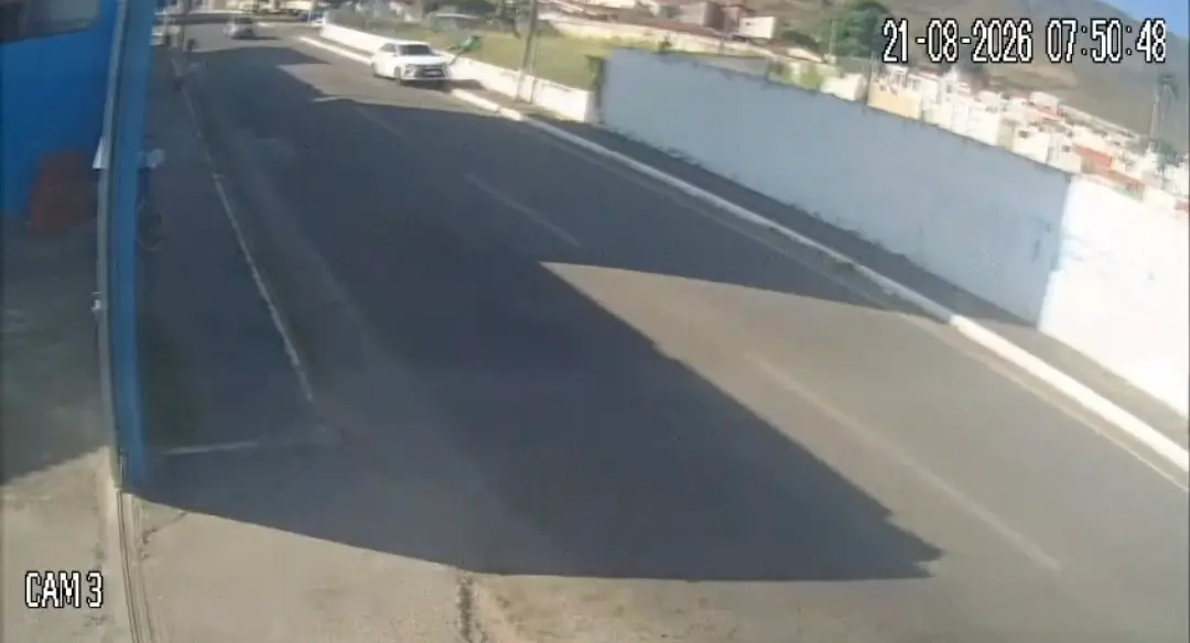 Imagem da notícia Carro atropela e arremessa gari contra muro de cemitério em Itapipoca