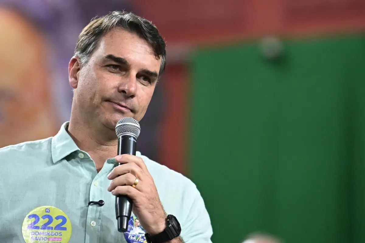 Imagem da notícia Em Nova Iguaçu (RJ), Flávio volta a atribuir endividamento a Lula e repete aceno a mulheres