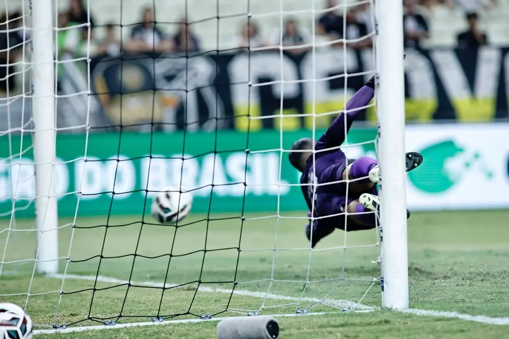 Imagem da notícia Goleiro do Ceará celebra virada após sua falha no início do jogo