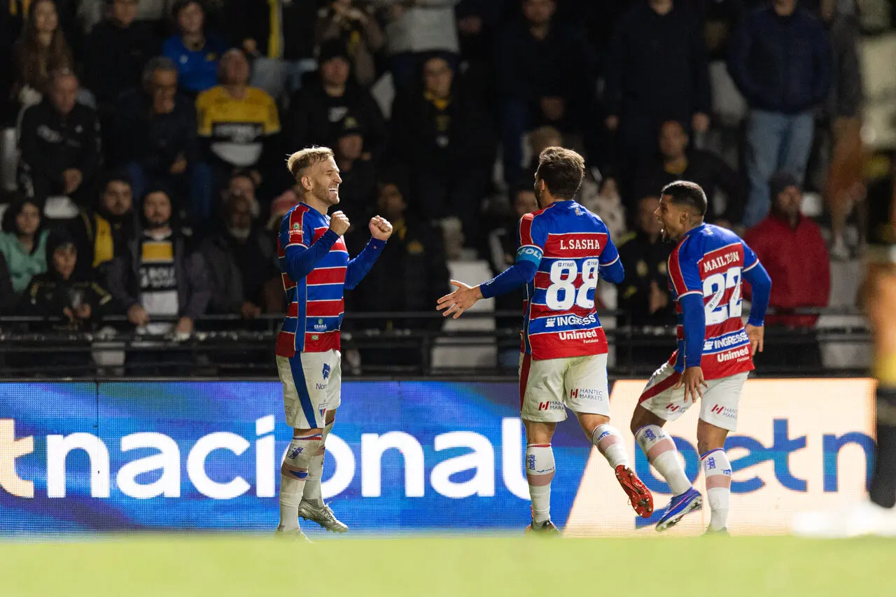 Elenco do Fortaleza comemora gol