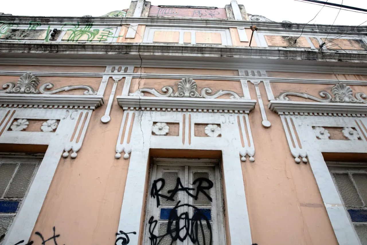Fachada de casarão chama atenção por grande rachadura.