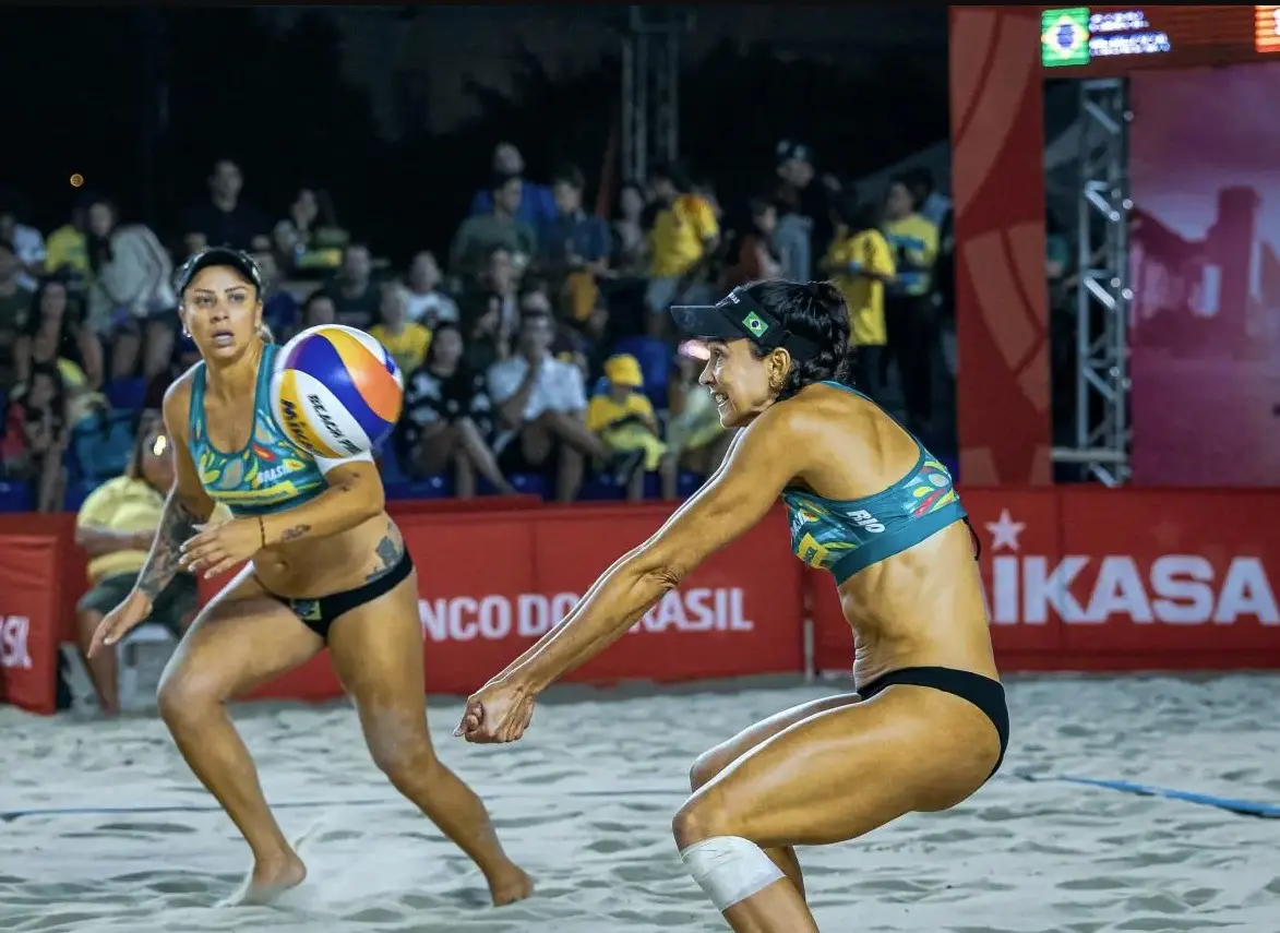Imagem da notícia Carol e Rebecca fecham temporada com bicampeonato do Circuito Mundial de vôlei de praia