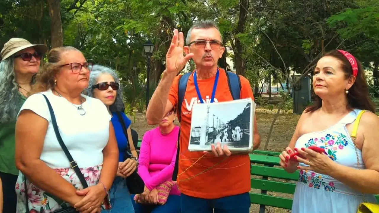 Turismólogo percorre ruas do Centro de Fortaleza em passeios com alunos e turistas.