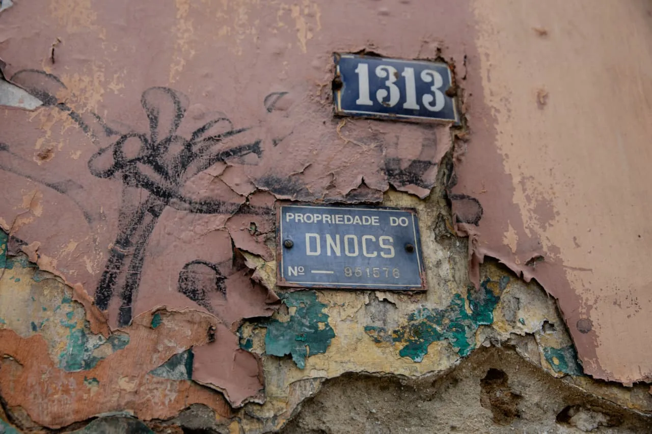 Placa do Dnocs ainda é vista na fachada do casarão, localizado na Avenida Imperador.