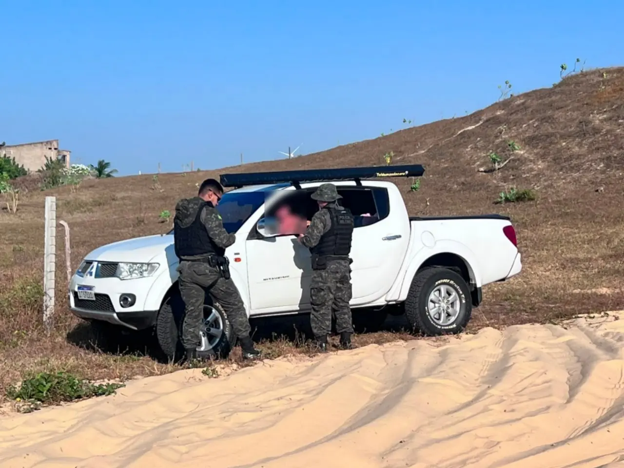Imagem da notícia Motoristas são multados em R$ 3 mil por tráfego irregular em dunas na praia da Taíba, no Ceará