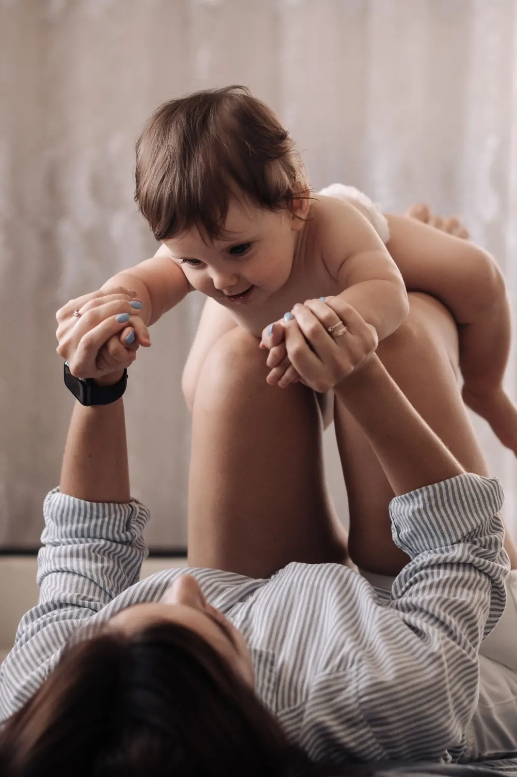 Mãe brinca com filho bebê