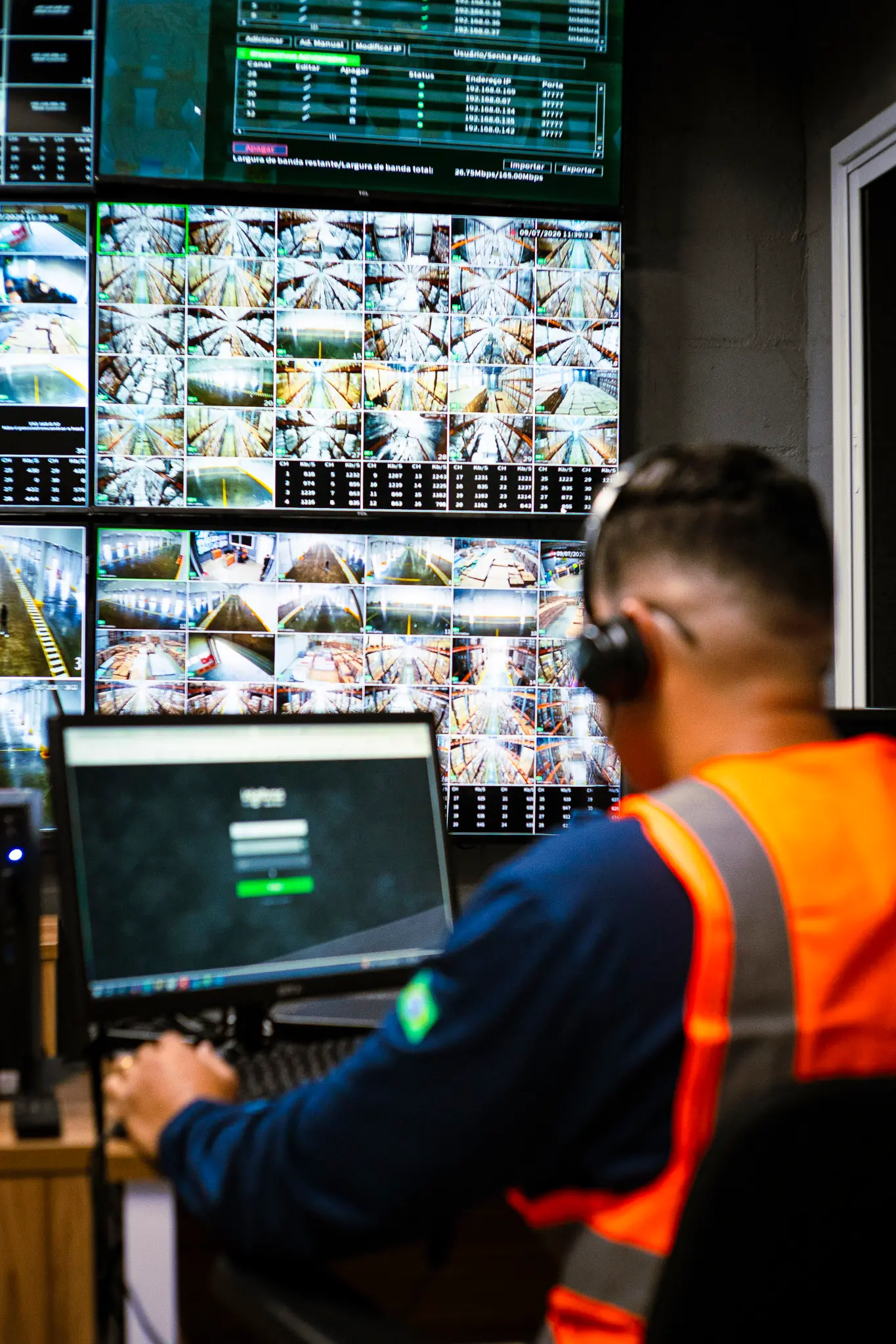 Foto que contém área de monitoramento de câmeras da Fracht Log.