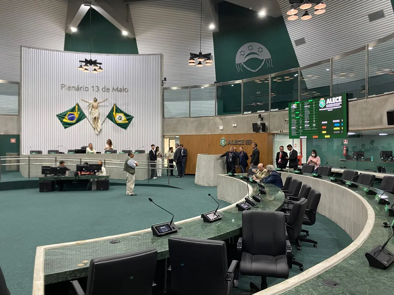 Imagem da notícia Alece suspende única sessão da semana por não atingir quórum, mesmo aceitando participação virtual