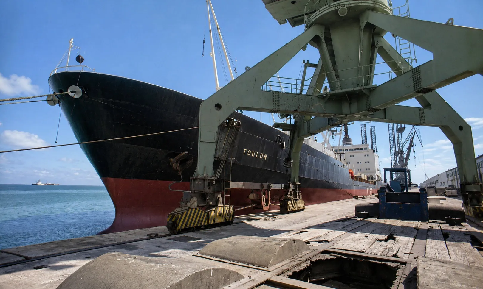O cargueiro francês Toulon chegou a Fortaleza com um vazamento em um tambor que armazenava Diisocianato de Tolueno (TDI).