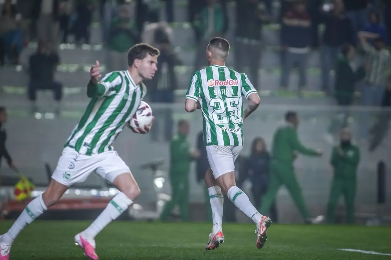 Imagem da notícia Juventude vence de virada e assume a liderança da Série B; Fortaleza fica 4 pontos do G2