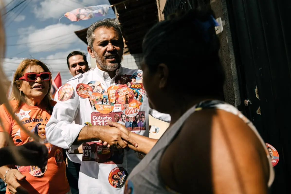 Elmano de Freitas cumprimenta eleitora durante caminhada em Fortaleza.
