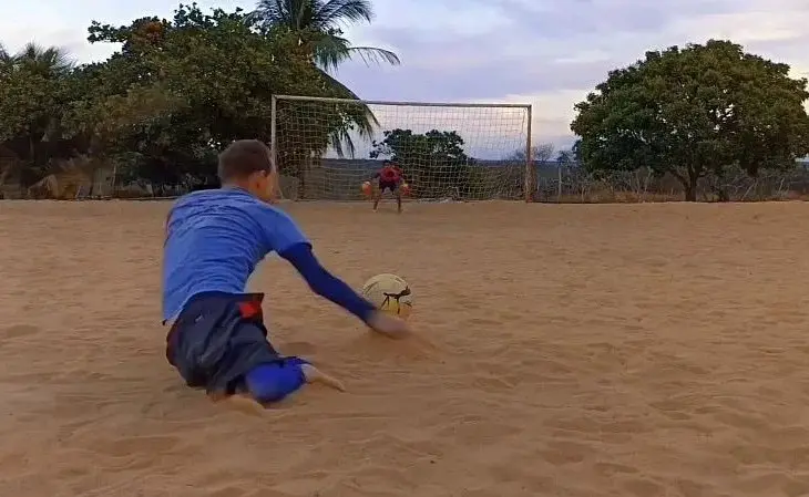 Imagem da notícia Polinésia Alemã: jogador que finaliza com os braços ganha destaque no futebol de várzea cearense