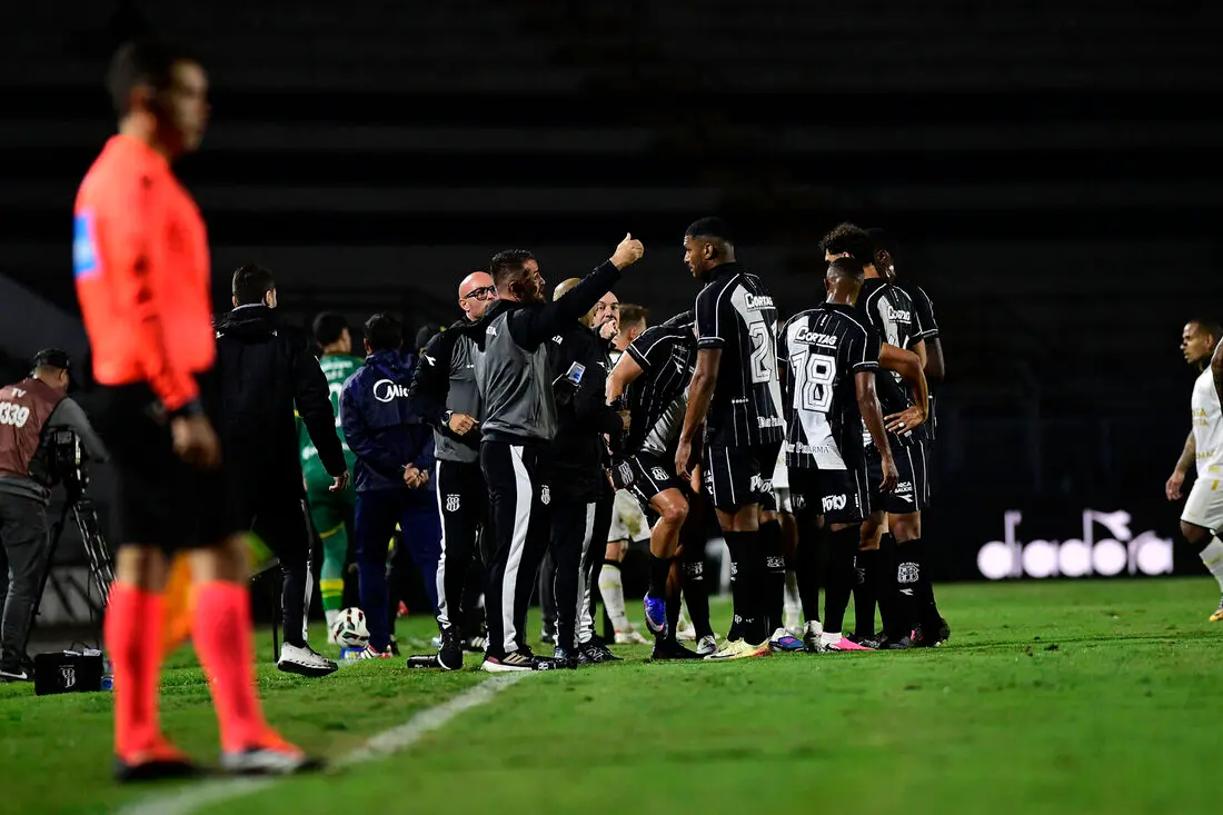 Imagem da notícia Elenco da Ponte Preta suspende atividades por conta de salários atrasados