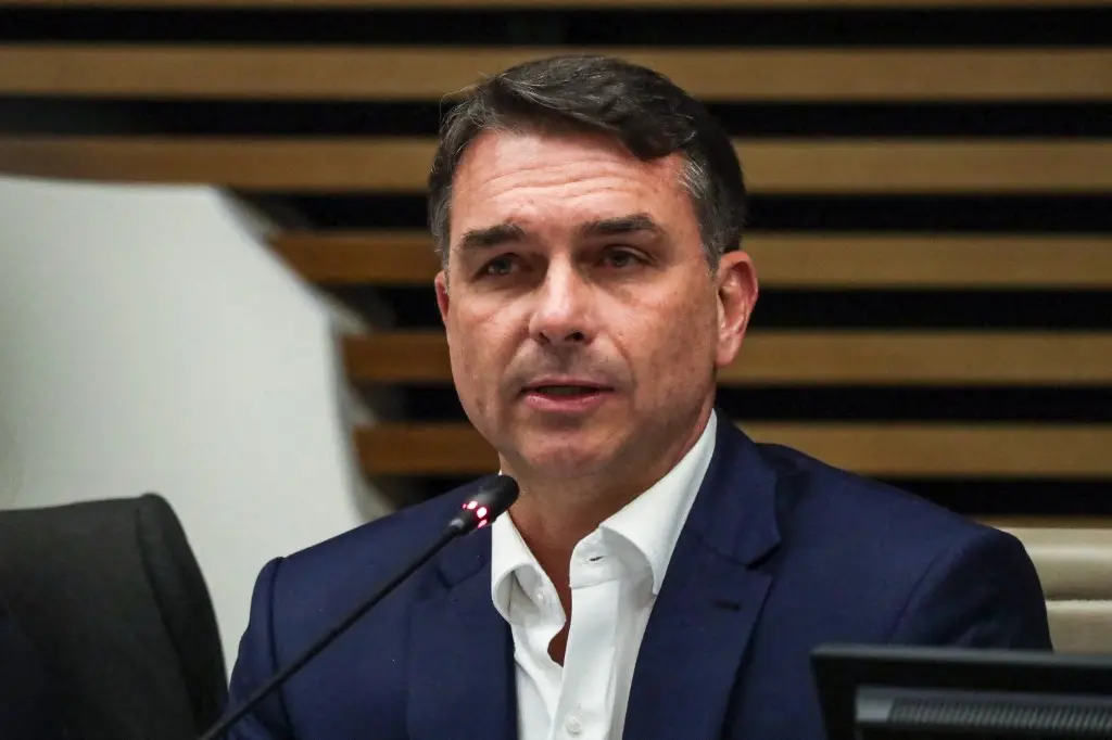 Imagem da notícia Flávio Bolsonaro evitará tratar de salário mínimo em campanha, sob temor de repetir 2022