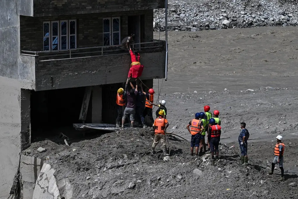 Imagem da notícia Equipes buscam por 1.300 desaparecidos após avalanche no Nepal; veja o que se sabe sobre caso