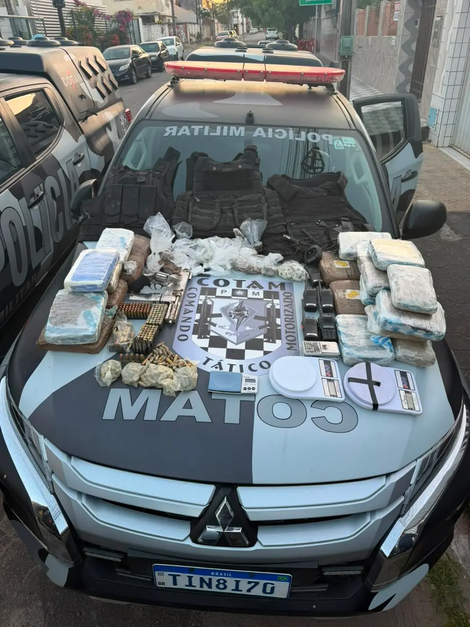 Imagem da notícia Polícia encontra munição de fuzil e coletes de empresa de segurança em residência de Fortaleza