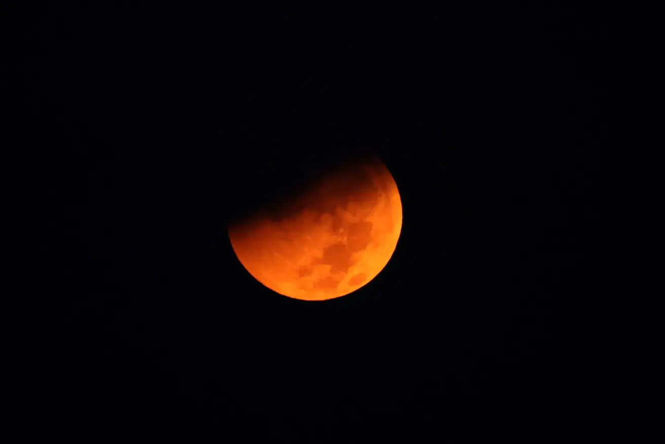 Imagem da notícia Eclipse lunar: veja fotos do fenômeno pelo mundo
