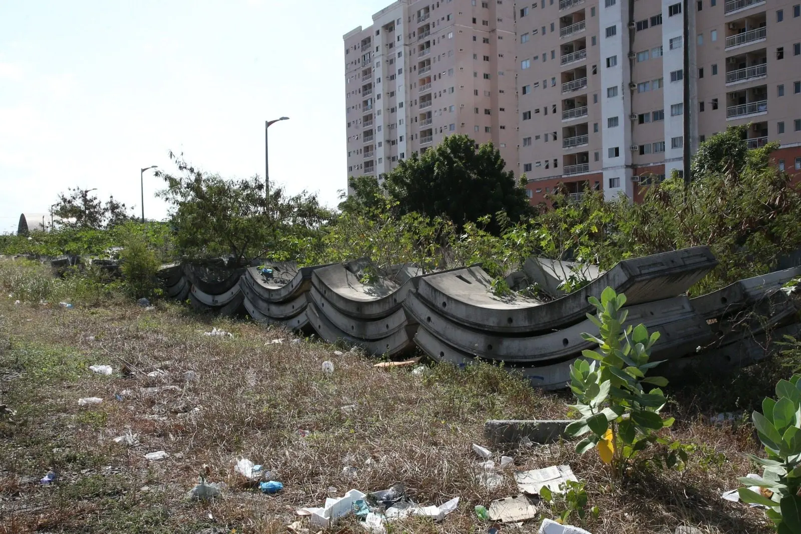 Imagem da notícia Peças 'gigantes' de concreto perto de trilhos viram alvo de reclamações na Jacarecanga