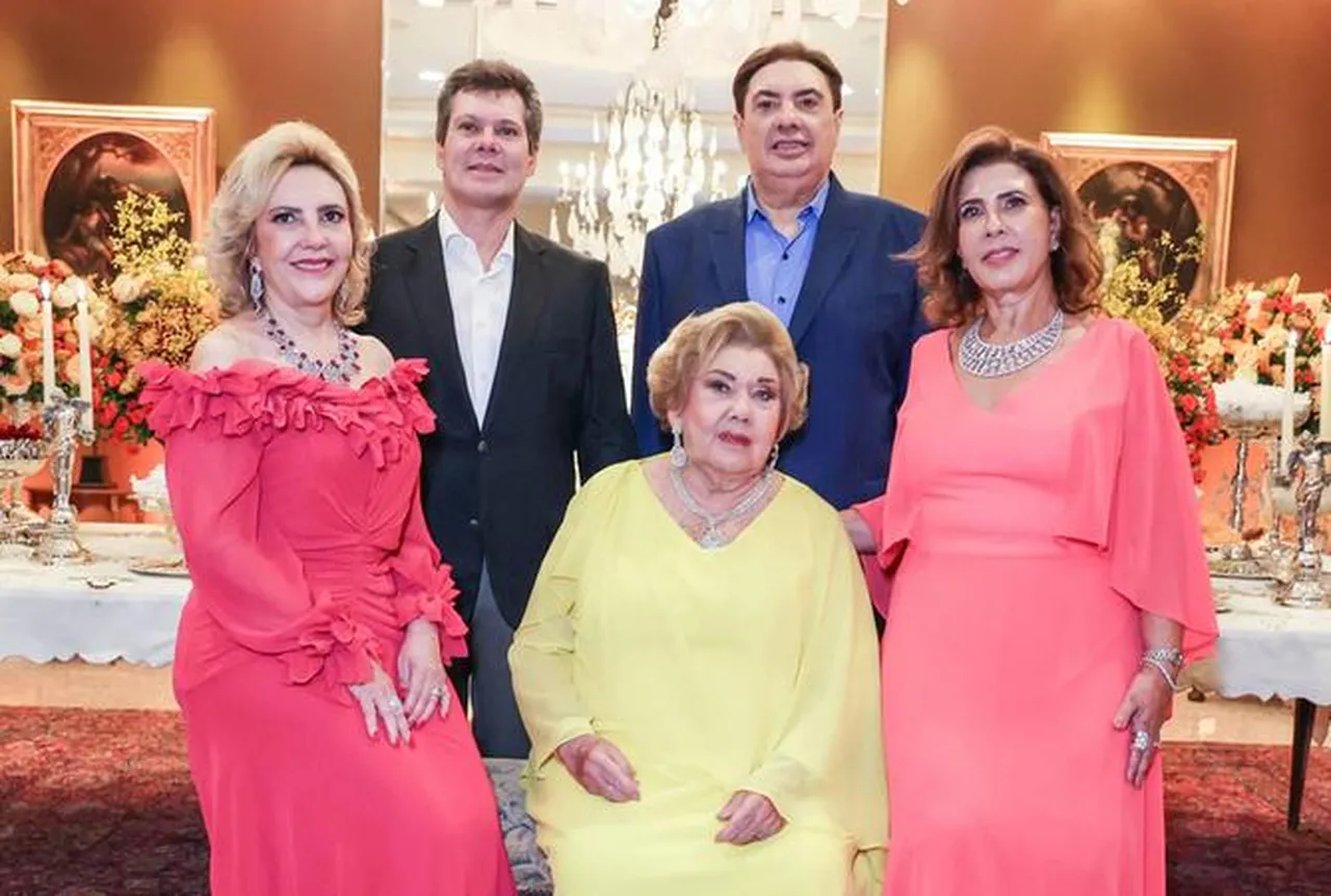 Consuelo Dias Branco (de amarelo, ao Centro), e os filhos, Francisco Cláudio Saraiva Leão Dias Branco, Francisco Marcos Saraiva Leão Dias Branco (falecido este ano), Maria das Graças Dias Branco da Escóssia e Maria Regina Saraiva Leão Dias Branco Ximenes.